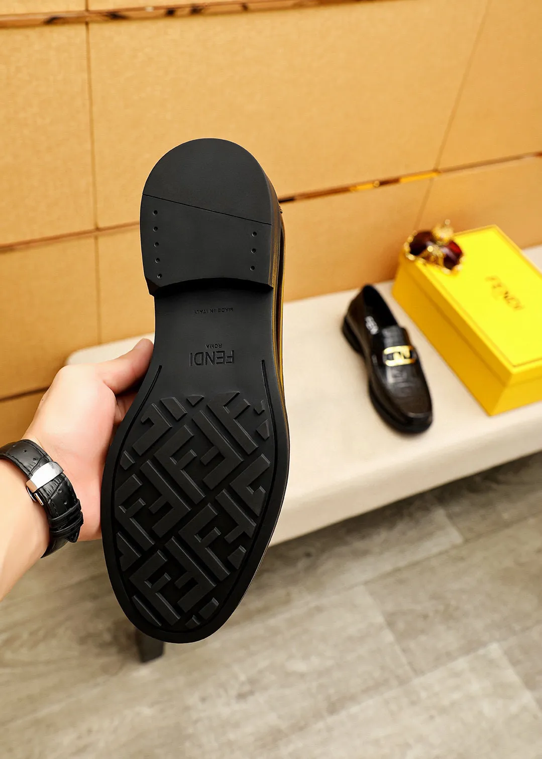 Men's shoes 💰460 💐 Product trademark: FENDI [Fendi] casual leather shoes Regular size: 38-44 (45🉑️customized) Product materials: Selected imported first-layer calfskin embossed upper + luxury hardware buckle, imported cow 🐂 lining. Strong three-dimensional visual effect, rubber outsole Color: 1⃣️color optional